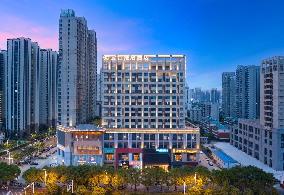 阜阳云泊漫居酒店（颍州万达广场保利清河宋街店）外景图