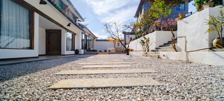 水月镜花民宿(丽江三义国际机场店)图片