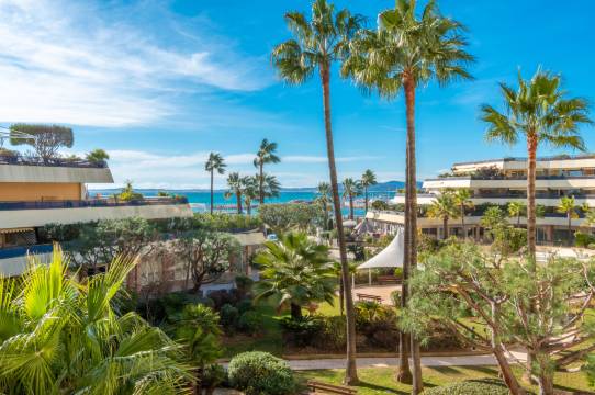 尼斯圣罗兰度瓦假日酒店(Holiday Inn NICE - SAINT LAURENT DU VAR by IHG)