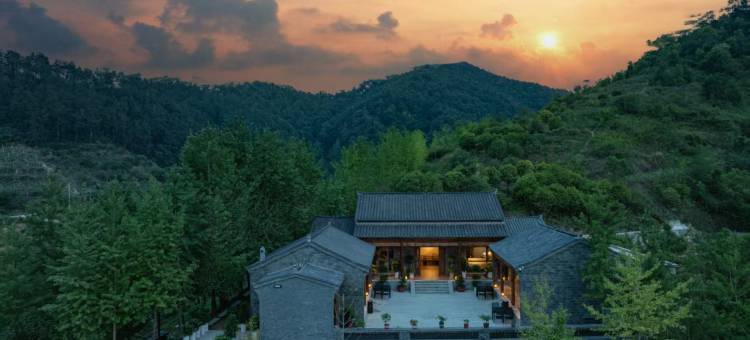 半山云舍·侘寂风半山观景度假中古合院谧花园(武当山景区店)图片