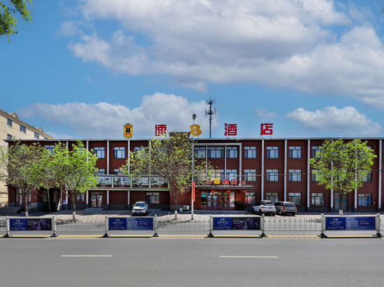 速8酒店(康平卧龙湖店)