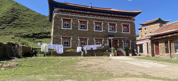 上木居贡噶山居图片