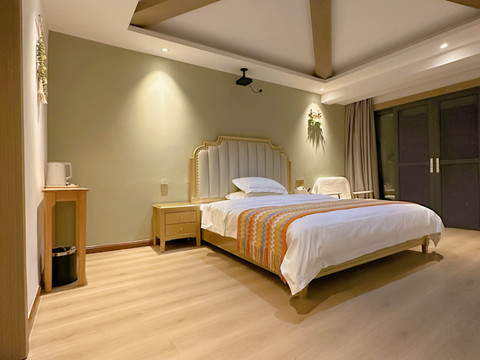 凤凰喜合江景民宿(古城景区店)