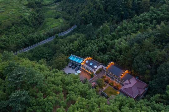 春宿山野人文旅拍度假星宿(安吉龙王山漂流店)