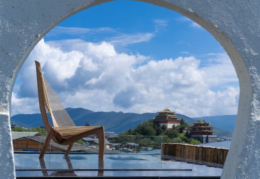 一雨初晴?ClearGlow?设计师庭院（独克宗古城大佛寺转经筒店）外景图