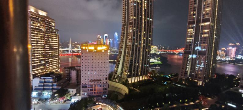 亮艳•半岛高空江景青旅民宿(解放碑洪崖洞店)图片