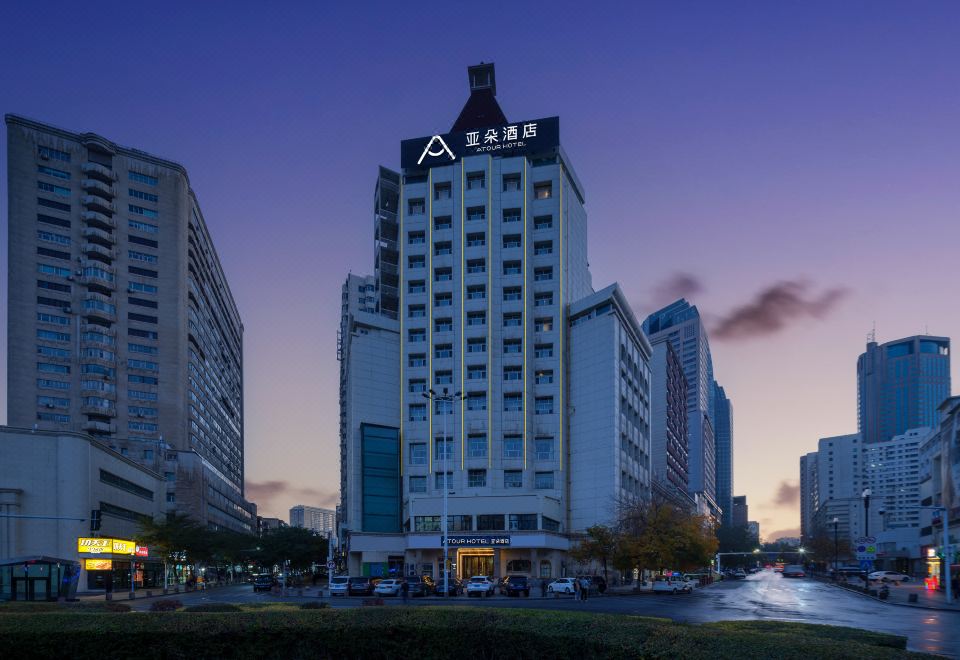 乌鲁木齐人民电影院亚朵酒店外景图