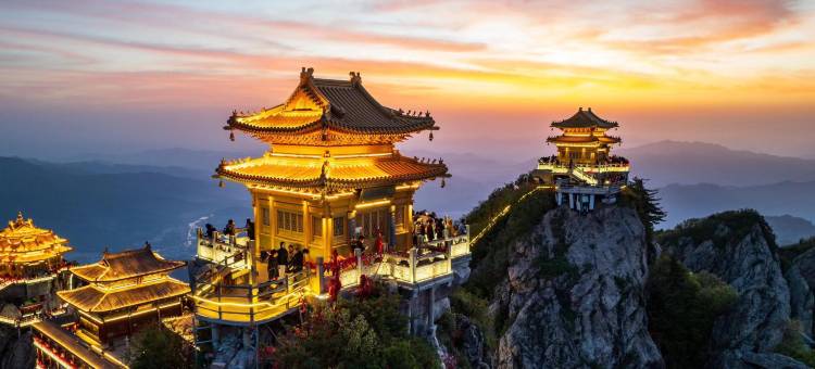 闲时·多元化360°白色印象设计师·轻奢美宿(老君山中灵索道店)图片
