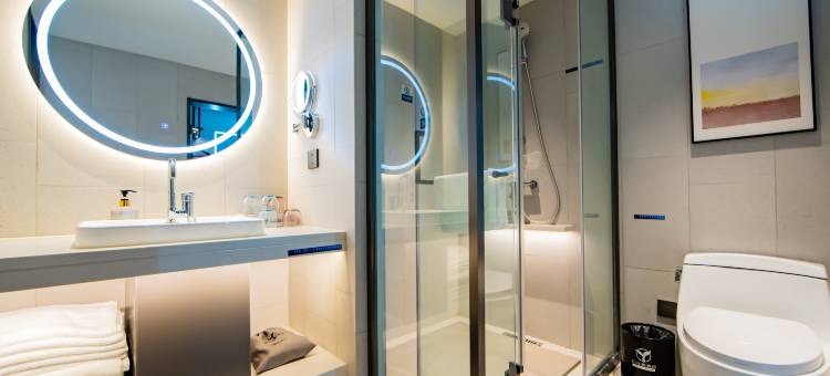 叶与晨电竞电影酒店(火车站万达广场店)图片