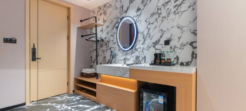 沐光逸居•SUN KISSED EASED•墨韵雅奢设计师酒店(汕头高铁站店)图片