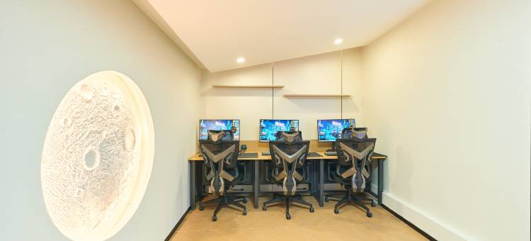 南与北电竞酒店(天津南开大悦城海光寺地铁站店)图片