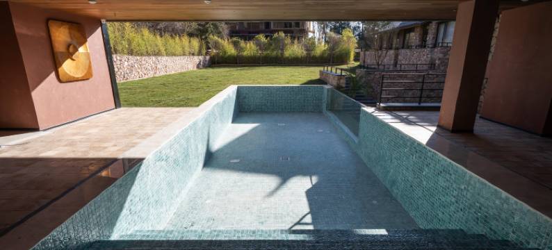 见·石间雪山度假野宿图片