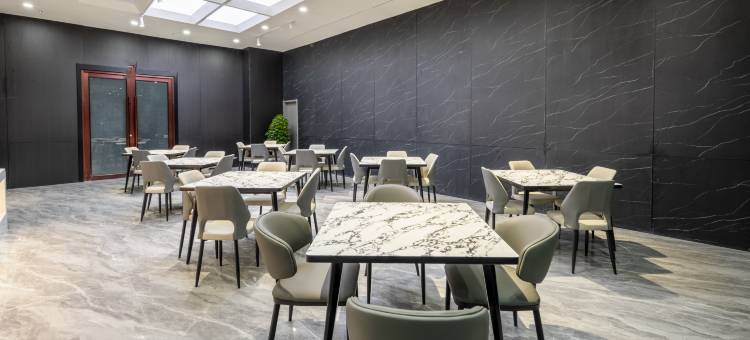 艺龙安云酒店(乌海高铁站滨河店)图片