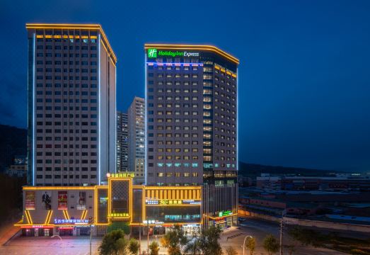 西宁高铁站智选假日酒店外景图