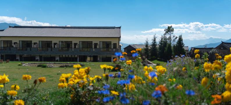 云水深深玉湖居•日照金山全景•秘境度假酒店图片