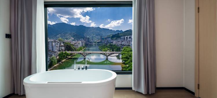 山屿城·全景智能影音酒店(桂林龙胜汽车站店)图片