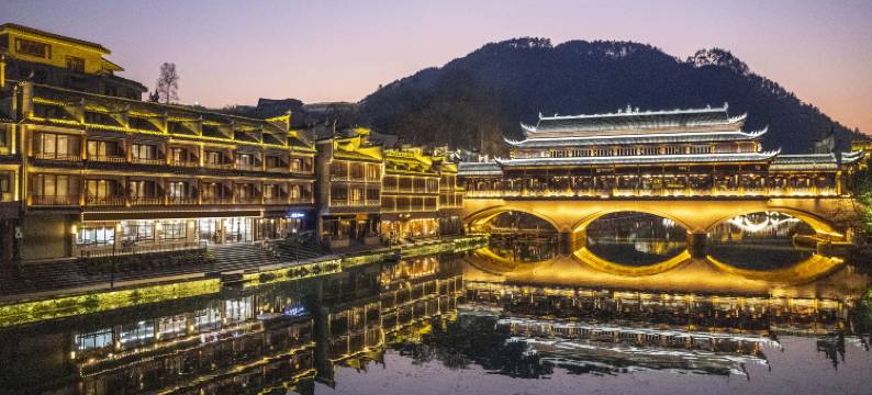 诗和远方江景民宿(凤凰沱江云桥店)图片