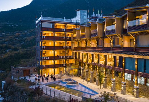 丹巴雅稞云舍外景图