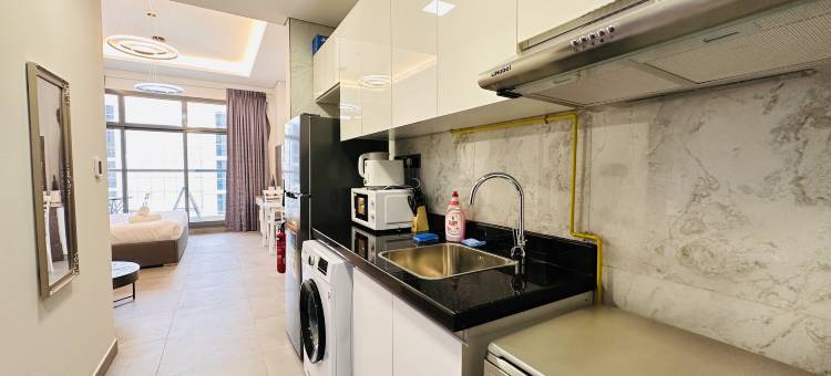 Upscale Apartment at Oval Tower Near Downtown with Balcony and Parking by Belvilla图片