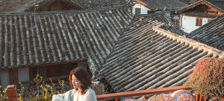 花筑·月半湾·雪山屋顶Coffee·花海漫步设计师庭院(丽江古城店)图片