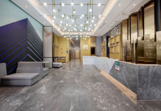 潮曼酒店（深圳宝安大仟里坪洲地铁站店）外景图