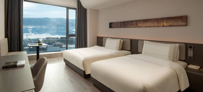 赛里木湖景区游客中心亚朵酒店图片