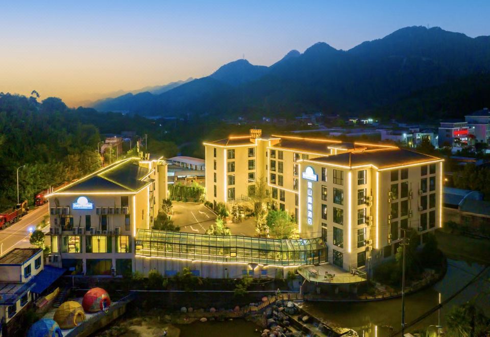Days Hotel by Wyndham over view