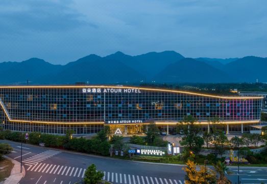 杭州桐庐市中心广场城南路亚朵酒店外景图