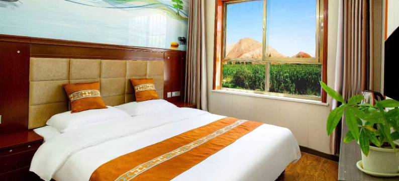 七彩丹霞山舍别院图片