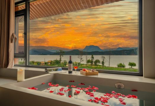 泸沽湖观山海·湖畔度假酒店外景图