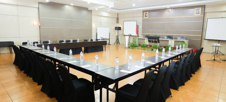 前一号香港度假村三宝垄(Front One HK Resort Simpang Lima Semarang)图片