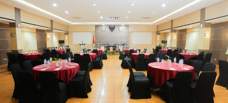 前一号香港度假村三宝垄(Front One HK Resort Simpang Lima Semarang)图片