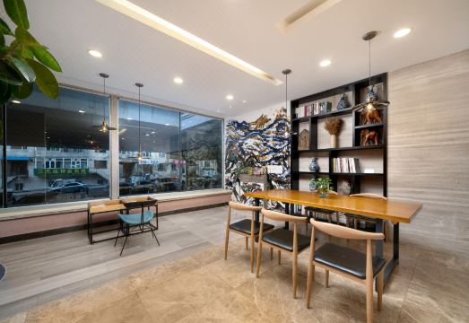 Longda St. Regis Business Hotel (Pedestrian Zhongyang Street Harbin Railway Station Hotel) Hotel Overview