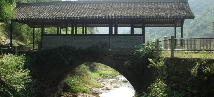 余姚四明山红叶山庄图片