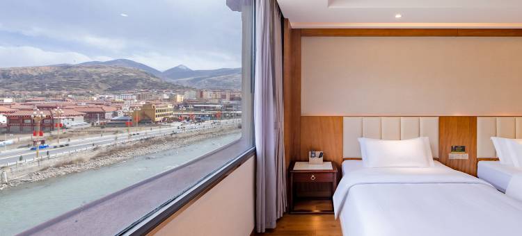 炉霍茶休饭店图片