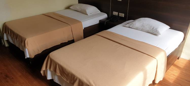 OYO 1011 First酒店(OYO 1011 First Hotel)图片