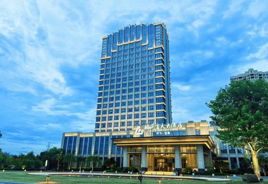 龙南兴飞格兰云天大酒店外景图