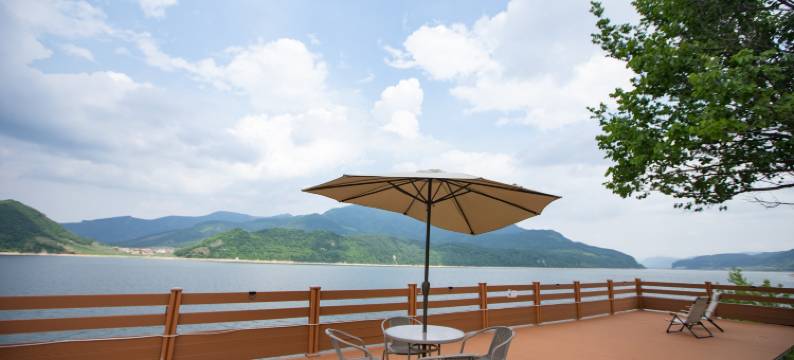 上春山居·Scenic 山水之畔·泳池派对度假庭院图片