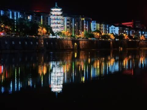谷莫尼·River View滨江高空江景酒店(溆浦流金广场店)图片