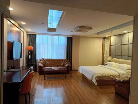 九隆大酒店(白杨河公园店)