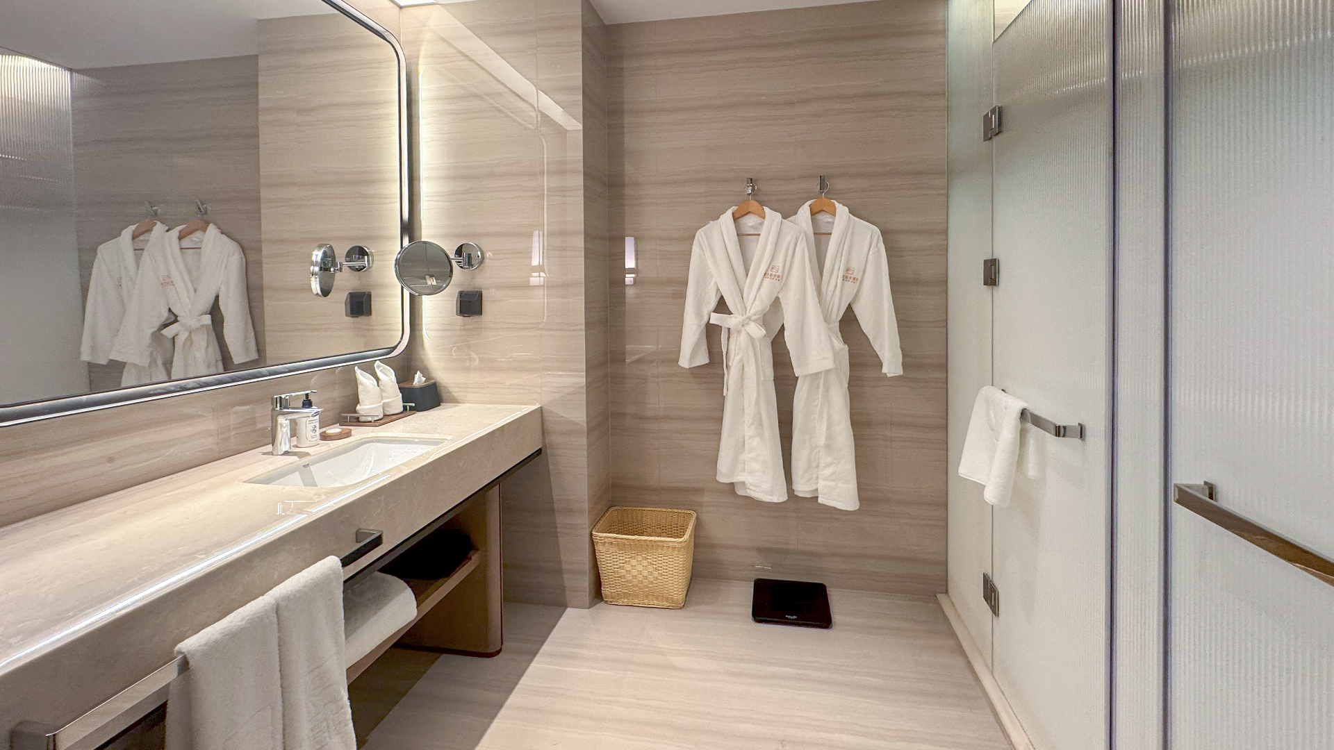 Yanji Dinosaur Hot Spring Hotel (Korean Folk Village Yanji Dinosaur Kingdom) Over view