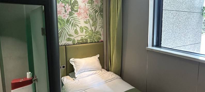 卢氏金桥四季主题酒店图片