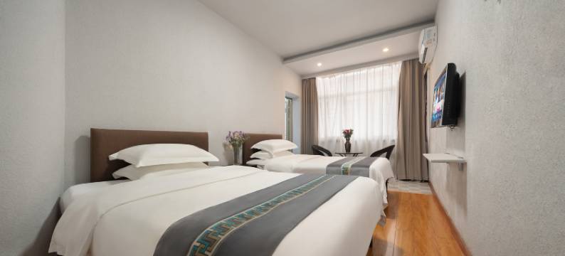 乡巴拉民宿(张家界火车站天门山索道店)图片