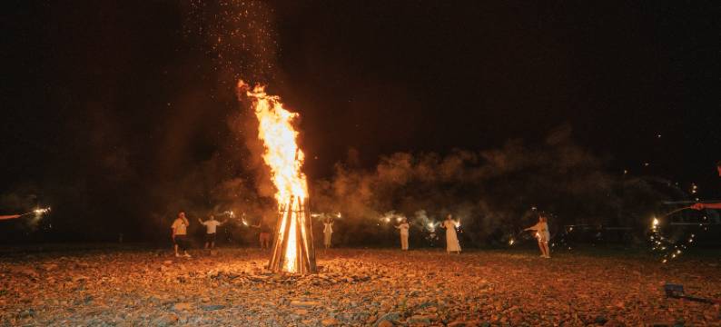 篝火山庄·溪畔·星空泳池亲子度假民宿(月亮湾景区店)图片