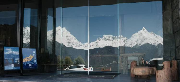 梅里空谷雪山图片