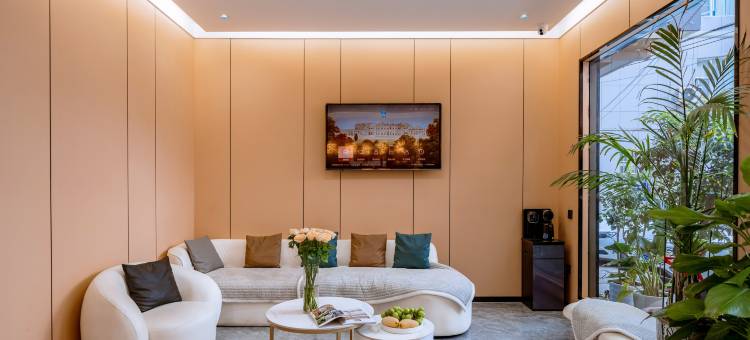 小鹿辰客·晗洣智能影视酒店(大理大学第一附属医院店)图片