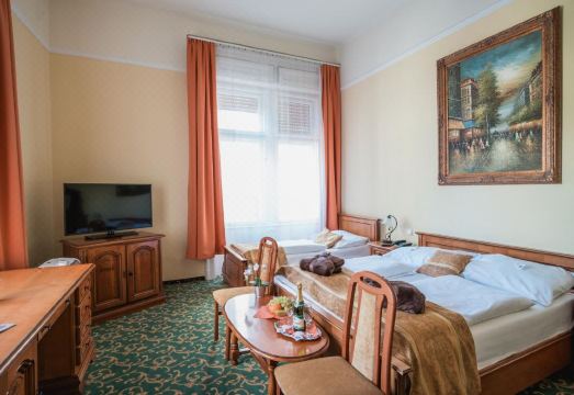 City Hotel UnioHotel Overview