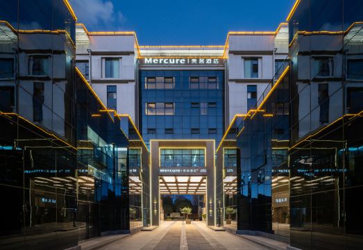 Mercure Hotel  The old town of Lijiang over view