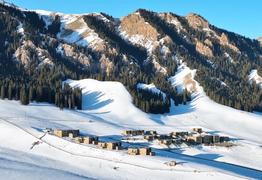 温泉赛里木湖水云杉野奢酒店外景图