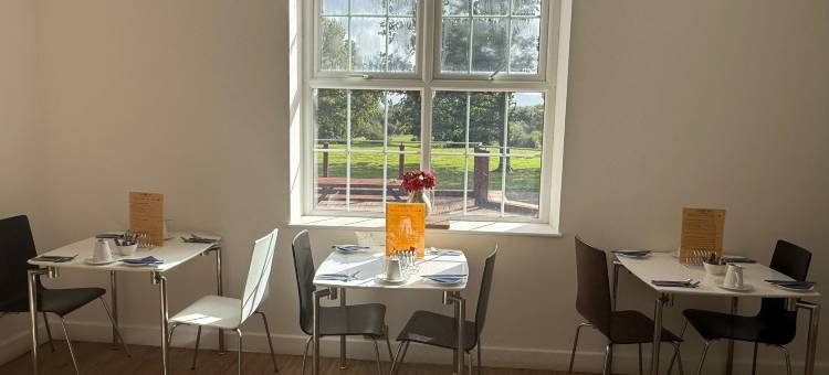 盖特威克特里维尔斯酒店(Trivelles Gatwick Hotel & Airport Parking)图片